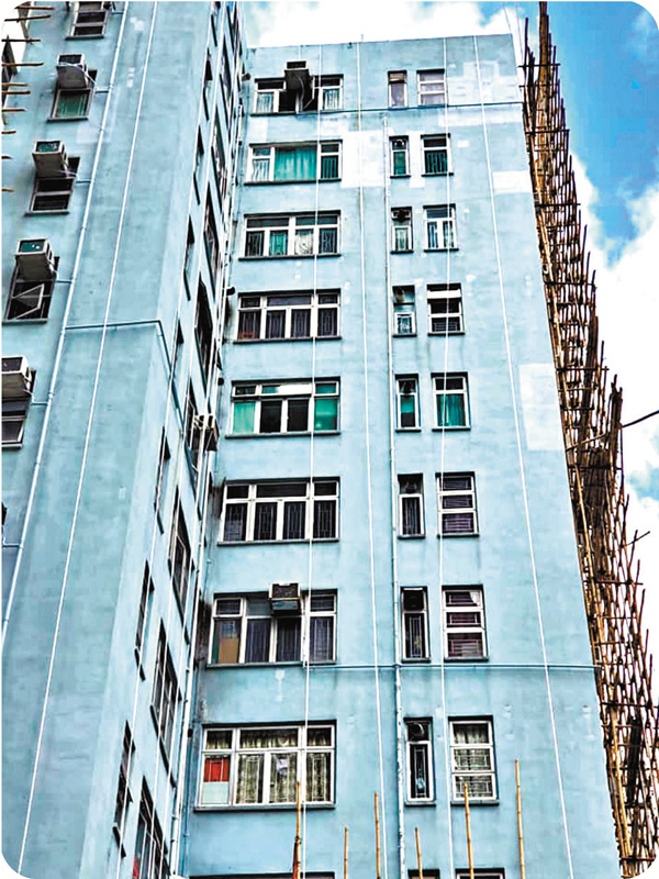 ●德福部分樓宇開始拆棚，但唔少修葺完嘅地方外牆顏色變咗一撻撻。 潘任惠珍fb截圖