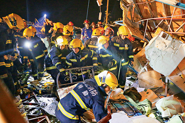 ●5月15日，武漢消防救援支隊的隊員在武漢市蔡甸區一處被龍捲風颳倒的廠房內搜救。  新華社