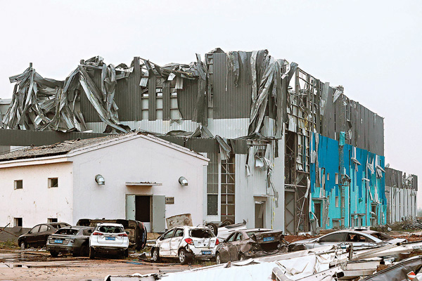●武漢受龍捲風破壞的車輛廠房。 法新社