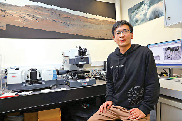 ●劉嘉成與導師透過光譜遙感分析，首次發現30多億年前火星具有還原性大氣的關鍵證據，成為昔日火星有較強溫室效應的有力支持。 香港文匯報記者 攝