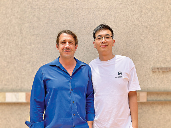 ●劉嘉成(右)與導師、港大地球及行星科學研究部副教授Joseph Michalski(左)共同率領完成有關火星還原性大氣的研究。受訪者提供