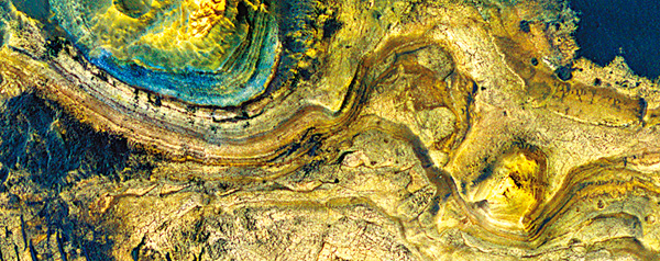 ●加工彩色圖像中，左上角的藍色調表明岩石在風化過程中，鐵質因風化而流失。這是存在還原環境的直接地質證據。港大圖片