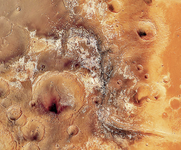 ●火星馬沃斯谷，圖片範圍約500公里。圖中較淺色底層岩石有近40億年歷史，被紅色的氧化鐵及深色沙狀沉積物覆蓋。圖片來源：ESA/DLR