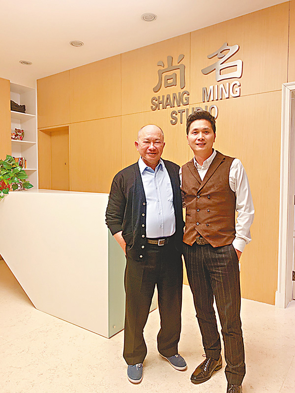 ● 吳宇森(左)與人人娛樂CEO廖寶軍洽談把電影《赤壁》改編拍攝成網劇。