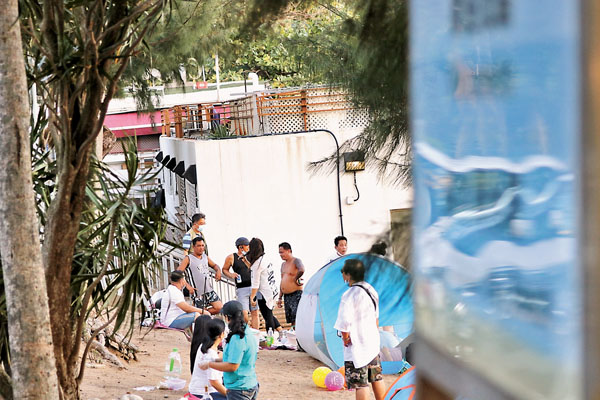 ●多人在沙灘聚會,人數超過「限聚令」規定。 香港文匯報記者 攝