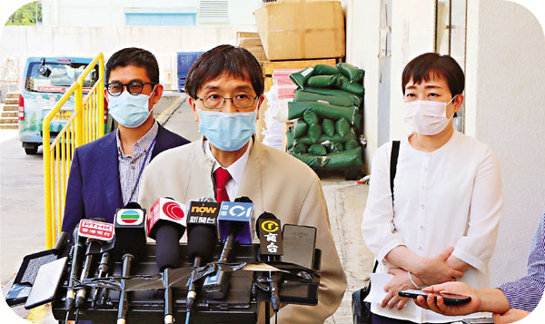 ●袁國勇（左二）表示，華大基因員工並非真正感染新冠病毒。  香港文匯報記者  攝