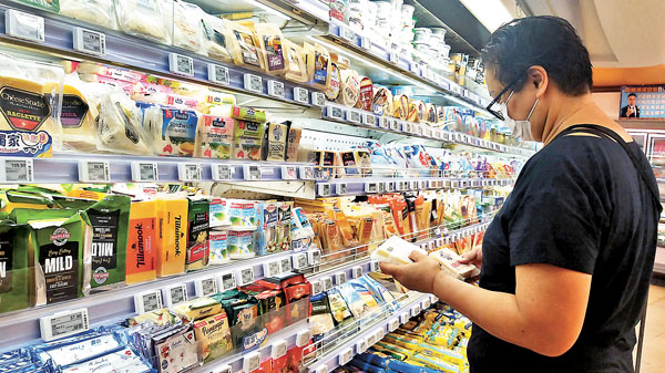 消委會測試40款天然芝士及加工芝士樣本，當中45%既高脂又高鈉。圖為市民在超市選購芝士。香港文匯報記者  攝