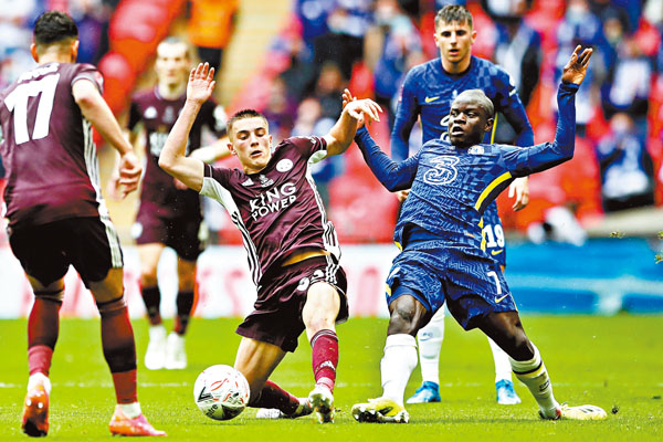 ●尼高路簡迪(右)能否重拾之前在歐聯的出色狀態，對於限制李城邊路新秀勞基湯馬士的發揮，將是至關重要。   美聯社