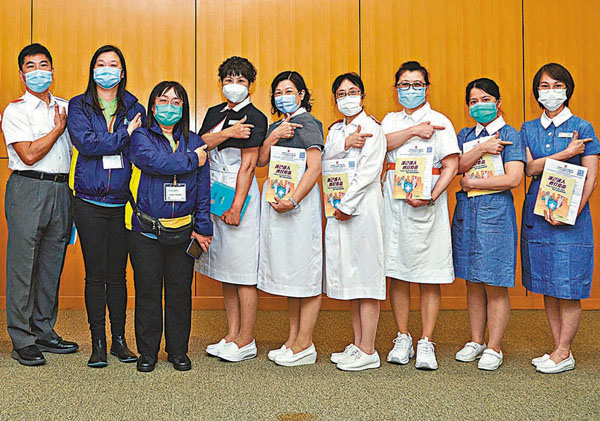 ●一群醫護人員在中央圖書館接種疫苗後，呼籲同業和市民及早接種疫苗。 資料圖片