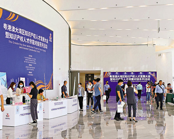 ●大會現場設有人才供需對接展位吸引求職者。 中新社