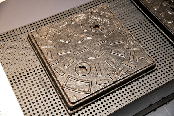 ●井蓋上的花紋代表井蓋的不同用途。