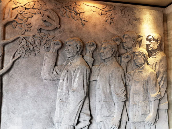 ●紀念館內青年向着黨旗宣誓的雕像。香港文匯報記者石華 攝