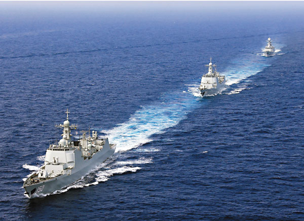 ●外交部發言人表示，中方捍衛國家主權和領土完整的決心堅定不移。圖為上月18日，解放軍新型驅逐艦編隊航行在南中國海。 資料圖片