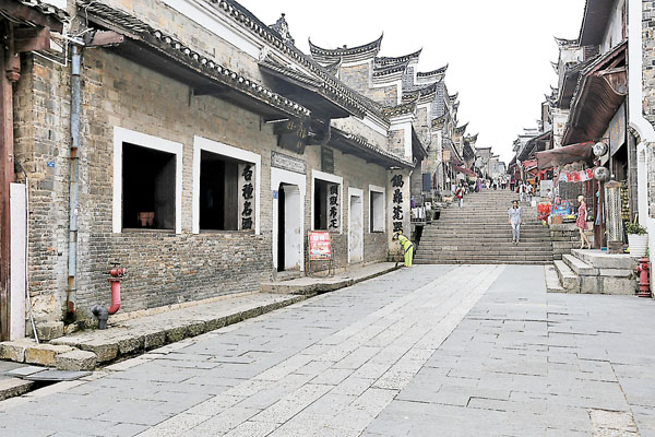 ●翹街，畫面左側即二郎坡與東門坡之間下凹處的胡榮順商號，當年用作紅軍總司令部，被稱為偉大轉折的起點的黎平會議，就在這裏召開。