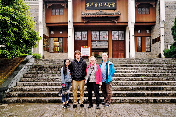 ●山姆．亨克斯一家參觀黎平會議紀念館後留影。