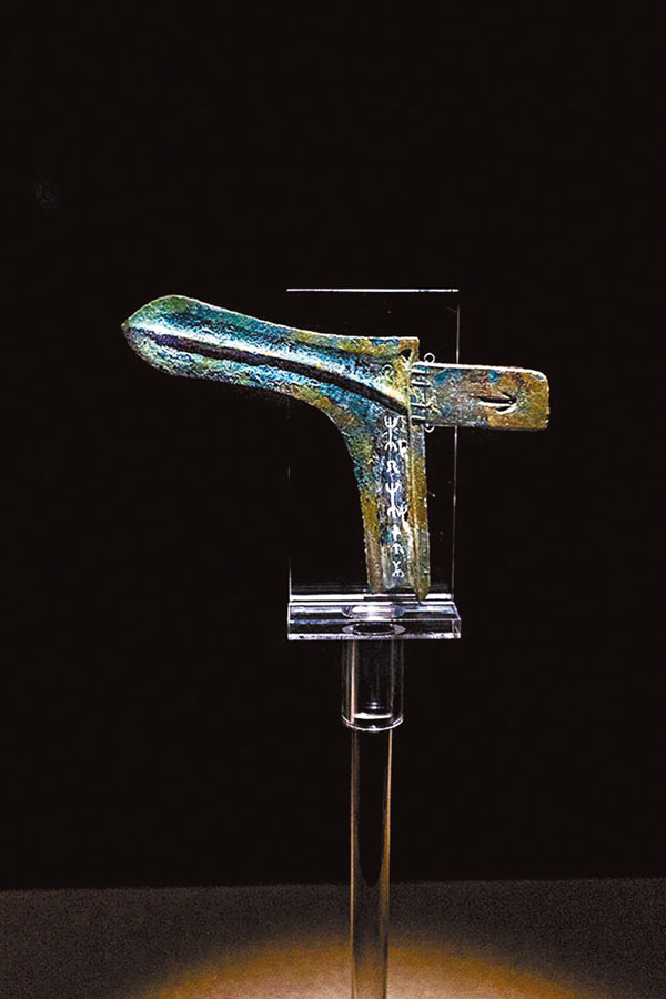 ●戰國「廿六年蜀守武造」銅戟，體現巴國「尚武」精神。