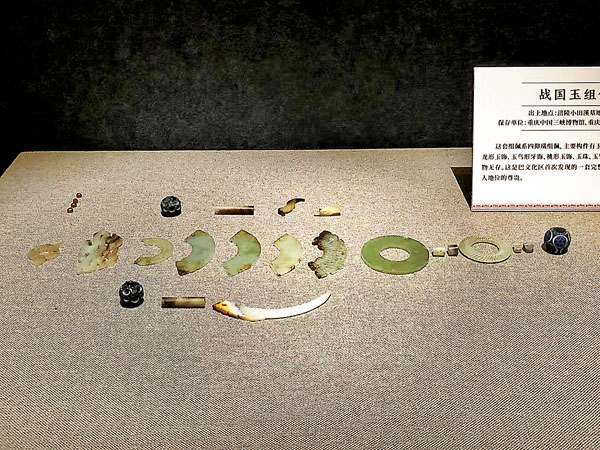 ●這是巴文化區首次發現的一套完整玉組佩，它彰顯了墓主人地位的尊貴。