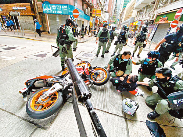 唐英傑早前駕電單車撞向警員後炒車被擒。資料圖片