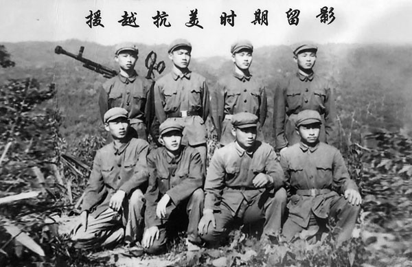 ●張恩友（後排左二）與敢死隊隊友合影。 香港文匯報記者趙臣  翻拍