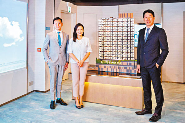 ●宏安程德韻(左二)指，薈藍獲批預售便盡快推出。