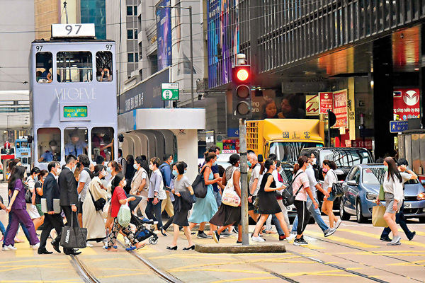 ●香港昨日新增1宗新冠肺炎確診個案，為輸入個案，截至當日香港已連續五日無本地確診個案。圖為香港中環街頭人來人往。 中通社