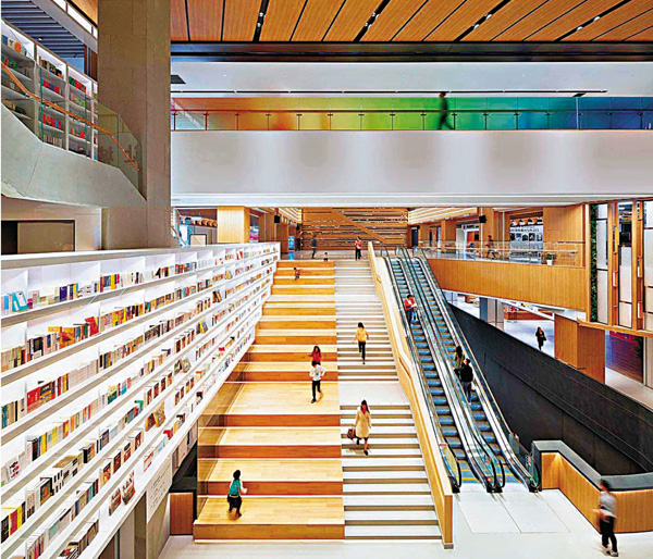 ●深圳書城龍華店的網紅書架。  網上圖片