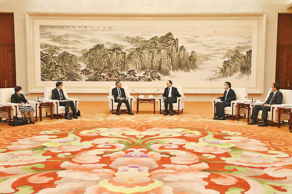 ●楊振武在人民大會堂會見了香港特別行政區司法機構訪京團。 全國人大網圖片