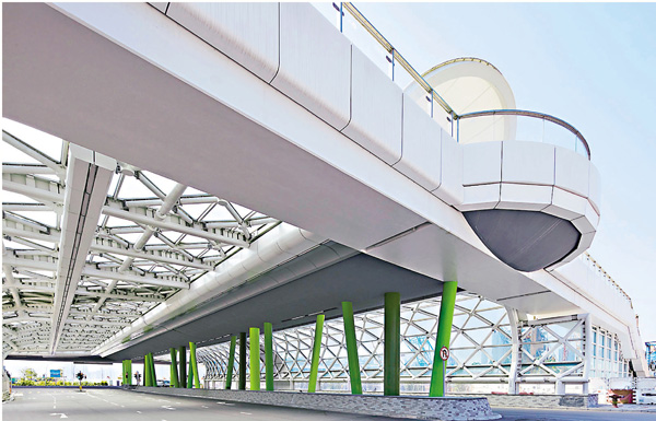 ● 園景平台形狀模仿飛機機身及機翼。 土木工程拓展署提供