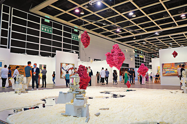 ●陸浩明大型裝置作品《產物，殘物》展於展廳中央。