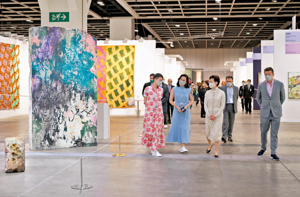 ●行政長官林鄭月娥（左三）到灣仔香港會議展覽中心參觀第九屆巴塞爾藝術展香港展會。 中通社