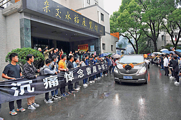 ●5月22日下午，運送袁隆平院士遺體的靈車從醫院前往殯儀館，沿途市民和學生自發前來送別。 中新社