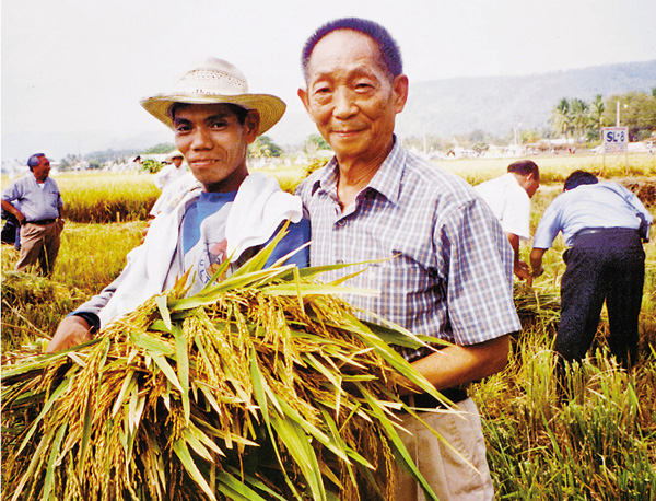 ● 目前，雜交水稻已在印度、孟加拉、印尼、越南、菲律賓、美國、巴西、馬達加斯加等國大面積種植。圖為袁隆平院士在菲律賓指導水稻種植。 湖南雜交水稻研究所供圖