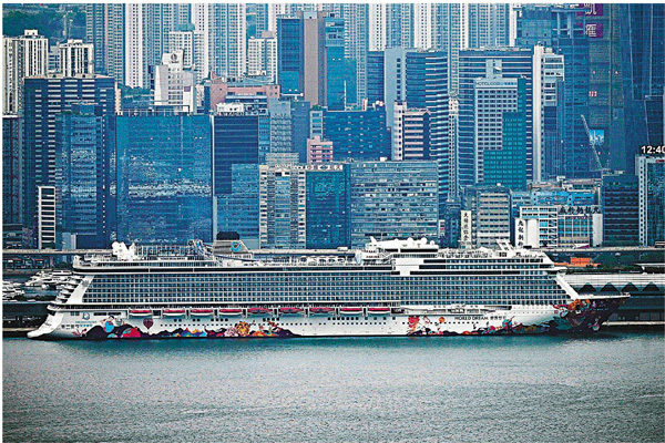 ● 「公海遊」僅會在本港水域行駛。圖為世界夢號郵輪早前在香港停泊。 資料圖片