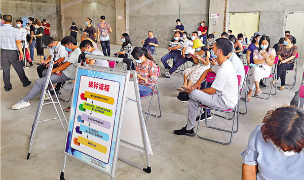 ●在深圳福田崗廈臨時接種點，民眾正在等候打疫苗。香港文匯報記者郭若溪  攝