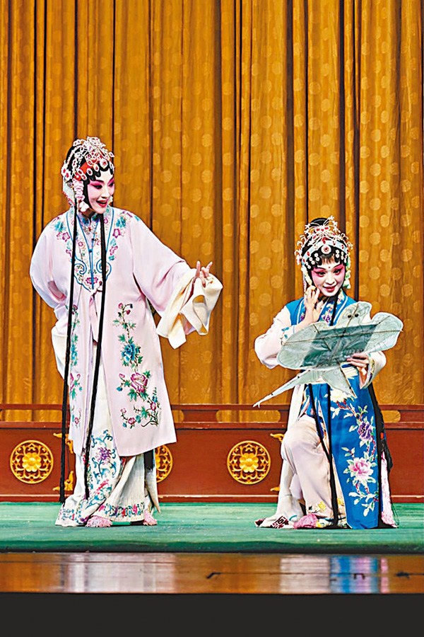 ●王麗媛（左）和丁珂在昆曲《風箏誤》中表演。