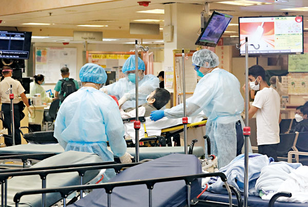 ●陳肇始強調，日後循新途徑來港執業的非本地培訓醫生仍須向醫委會註冊，並須受醫委會紀律監管。圖為伊利沙伯醫院急症室。資料圖片