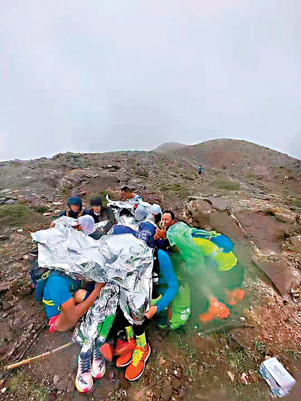 ●參賽者遭遇極端天氣被困山上。 網上圖片