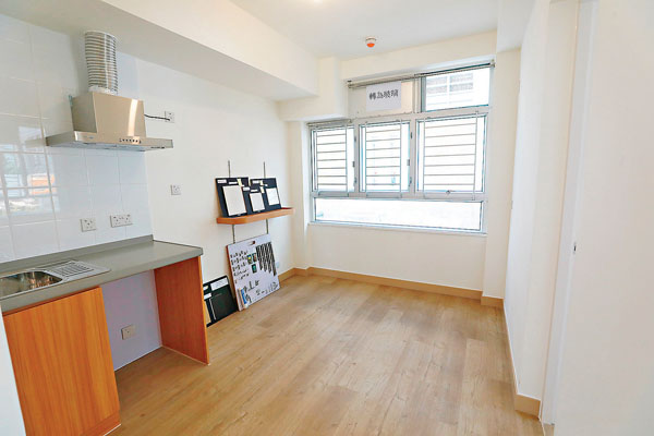 ●280呎單位有兩房一廳，廚房屬開放式設計。 香港文匯報記者  攝