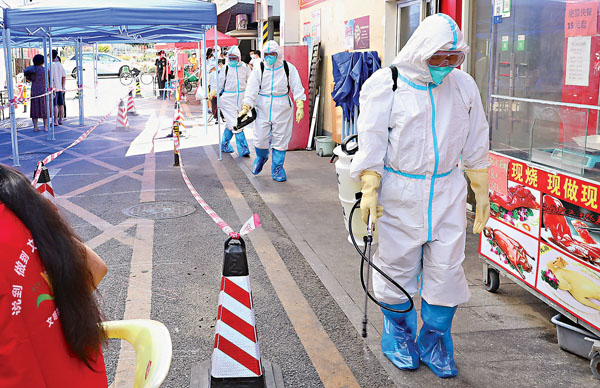 ●鹽田區疾控部門人員進行消殺工作。香港文匯報記者郭若溪  攝