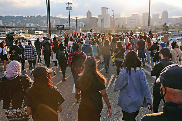● 示威者日前在波特蘭遊行。 路透社