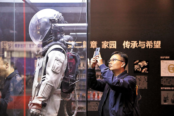 ● 《流浪地球》被改編成電影，圖為電影道具。 資料圖片