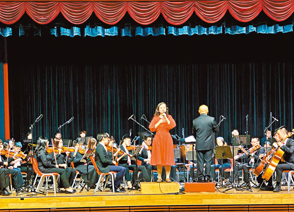 ●蕭凱恩聯同管弦樂團演繹主題曲。