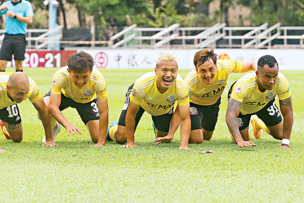 ●李康廉（右二）和理文隊友打成一片。