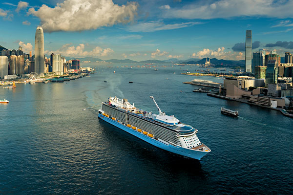 ●邱騰華表示，正與郵輪公司商討「公海遊」，計劃最快在今個暑假中後期啟動。圖為皇家加勒比旗下郵輪在維港航行。 資料圖片
