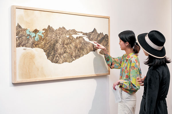 ●觀眾正在展廳觀賞參展作品，圖中作品為馮夢波 《JTTW2010H02》宣紙上水墨，茶和噴繪