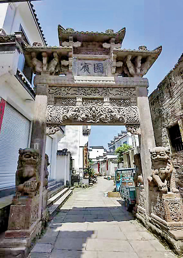 ●西溪南老街上立有三座石牌坊，圖為國賓坊。作者提供