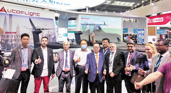 ●外國駐華使節站在巨無霸無人機V1000CG前為中國技術點讚。