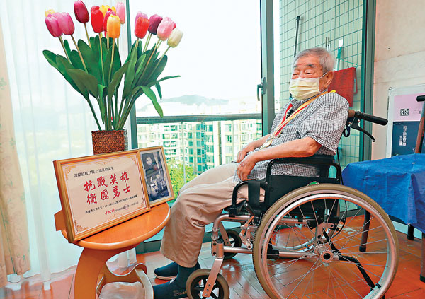 ●潘江偉在抗戰中身受重傷，近年因傷口感染而要截肢。 香港文匯報記者  攝