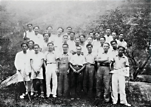 ●潘江偉（前排左三）、賈華（前排右二）與「東聯圖書館」成員合照。 香港文匯報記者  翻攝