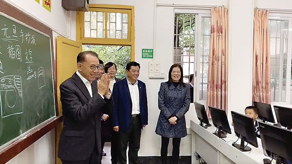 楊受成每年都會與家人一起到潮州探訪當地小學，又設立「英皇慈善基金獎學金」支援教育。